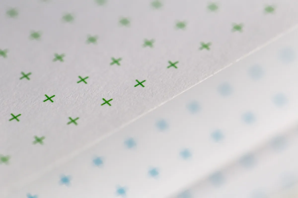 Detail van papier met kruisjes die op vinkjes lijken