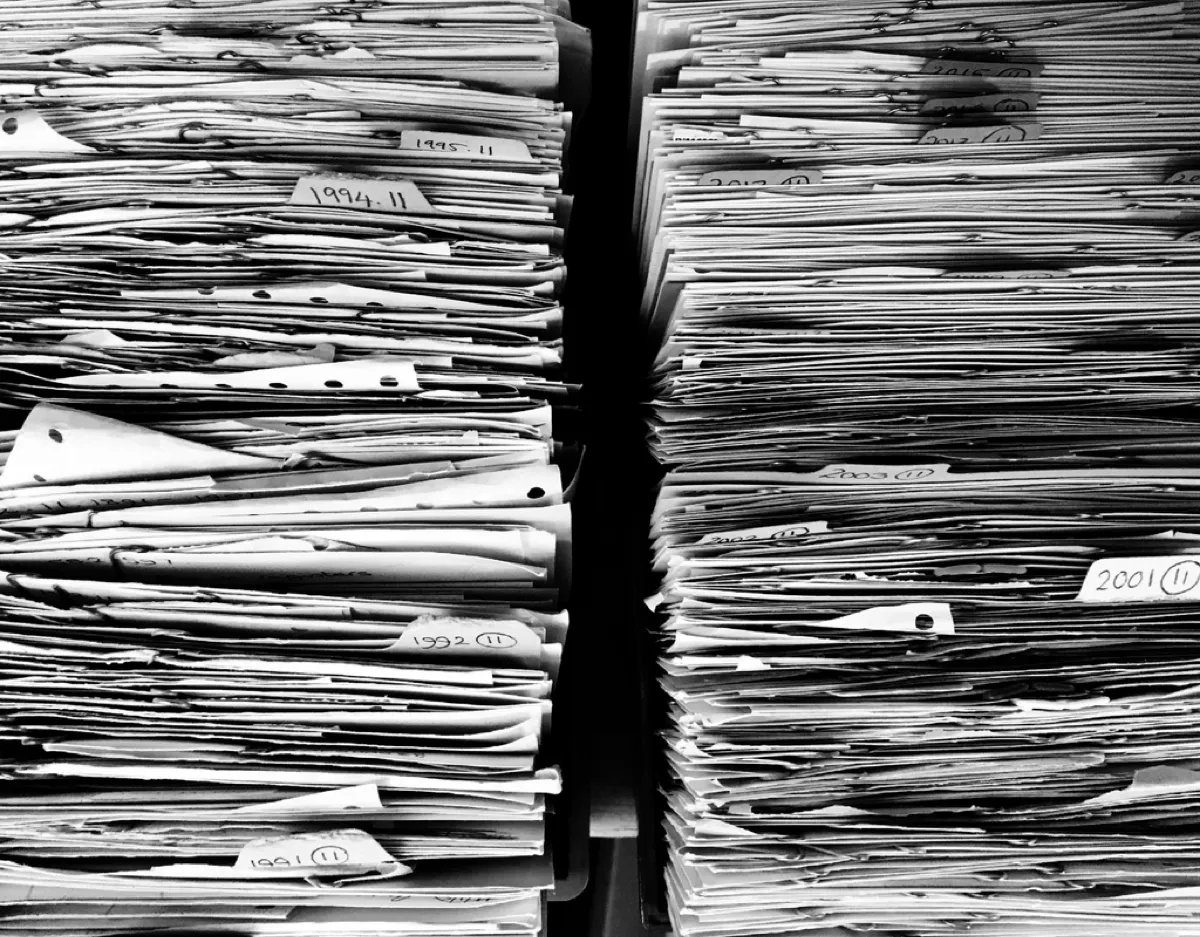 Stapels papieren documenten dicht op elkaar